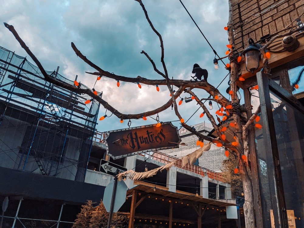 THE HUNTRESS whiskey n’ wings